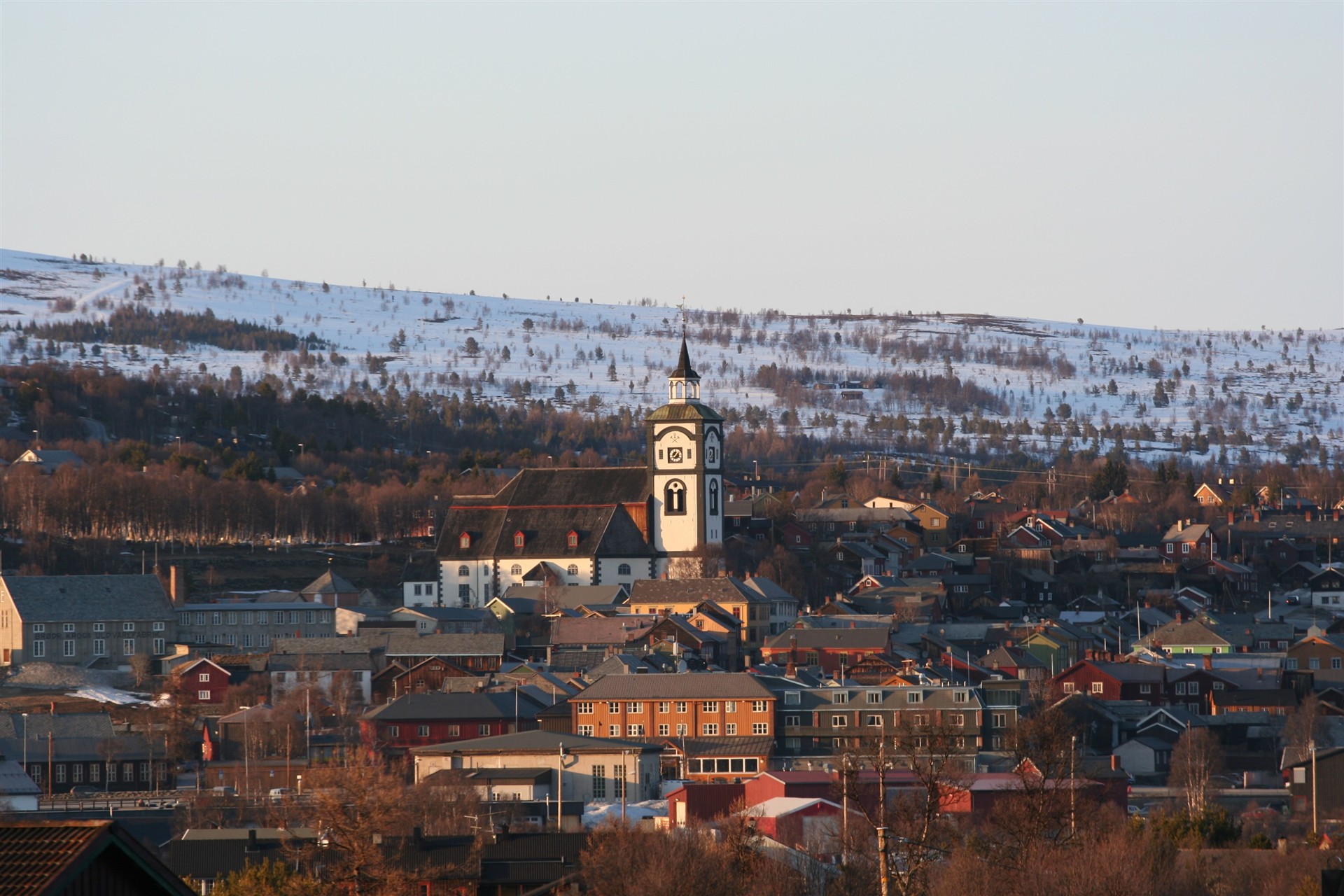 Bilde av Røros kirke sett fra sør